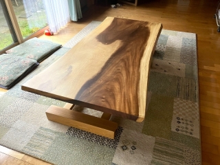 新発田市のU様邸へ181幅一枚板モンキーポット材フロアテーブルをお届けしました！