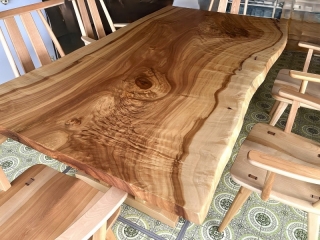 新潟市のS様邸へ205幅一枚板栃材ダイニングテーブルセット、165幅一枚板クルミ材フロアテーブルをお届けしました！