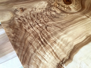 新潟市のS様邸へ205幅一枚板栃材ダイニングテーブルセット、165幅一枚板クルミ材フロアテーブルをお届けしました！