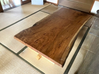 新潟市のS様邸へ205幅一枚板栃材ダイニングテーブルセット、165幅一枚板クルミ材フロアテーブルをお届けしました！