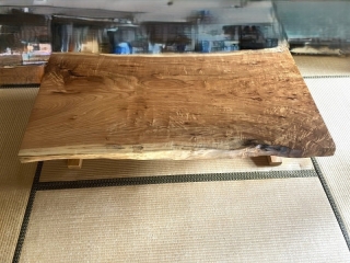 新潟市のS様邸へ205幅一枚板栃材ダイニングテーブルセット、165幅一枚板クルミ材フロアテーブルをお届けしました！