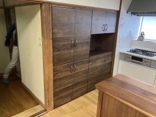 新潟市のF様邸へ170幅ウォールナット材特注カップボードをお届けしました！