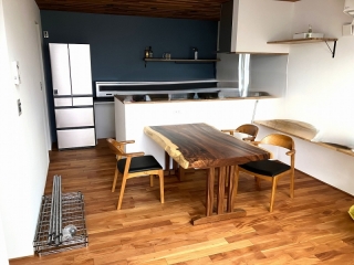 新潟市のS様邸へ151幅一枚板モンキーポット材ダイニングテーブルをお届けしました！