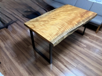 新潟市のM様邸へ150幅一枚板タブノキ材ダイニングテーブルをお届けしました！