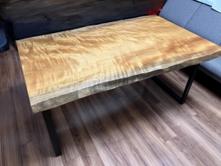 新潟市のM様邸へ150幅一枚板タブノキ材ダイニングテーブルをお届けしました！