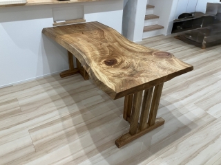 新潟市のA様邸へ167幅一枚板楠材ダイニングテーブル、132幅一枚板栃材フロアテーブルをお届けしました！