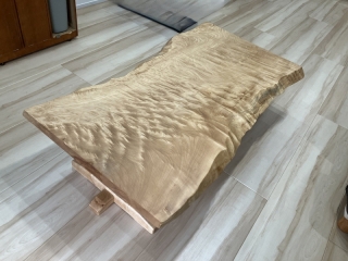 新潟市のA様邸へ167幅一枚板楠材ダイニングテーブル、132幅一枚板栃材フロアテーブルをお届けしました！