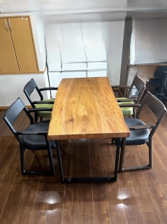 見附市のT様邸へ152幅一枚板プラタナス材ダイニングテーブル、スポットチェアをお届けしました！