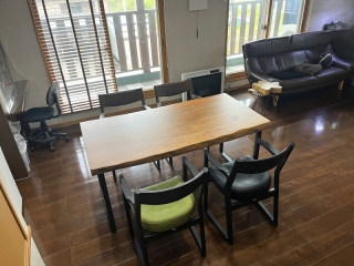 見附市のT様邸へ152幅一枚板プラタナス材ダイニングテーブル、スポットチェアをお届けしました！