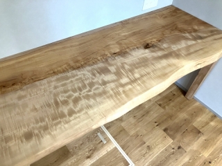 新潟市のT様邸へ171幅一枚板栃材カウンターデスクをお届けしました！