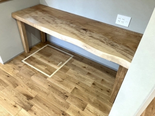 新潟市のT様邸へ171幅一枚板栃材カウンターデスクをお届けしました！