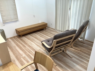 新発田市のM様邸へワイド片肘アームソファ、180幅オーク材TVボードをお届けしました！