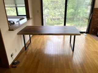 岩船郡関川村のT様邸へ195幅一枚板モンキーポット材ダイニングテーブルをお届けしました！