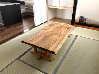 新潟市のS様邸へ151幅一枚板楠材フロアテーブルをお届けしました！