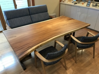 新潟市のＯ様邸へ213幅モンキーポット材テーブル、3人掛けソファ、腰に優しいアームチェアをお届けしました！