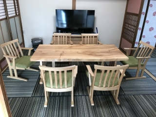 新発田市のＫ様邸へ187幅栃材テーブル・