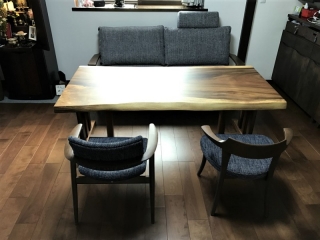 胎内市のM様邸へ182幅モンキーポット材テーブル・3人掛けソファ・アームチェアをお届けしました！