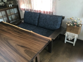 新発田市のY様邸へ182幅モンキーポット材テーブル、3人掛けソファ、アームチェアをお届けしました！