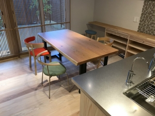新潟市のF様邸へ180幅胡桃材ブックマッチテーブルをお届けしました！