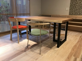 新潟市のF様邸へ180幅胡桃材ブックマッチテーブルをお届けしました！