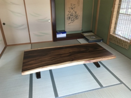 栃木県のＳ様邸へ200幅モンキーポット材フロアテーブルをお届けしました！