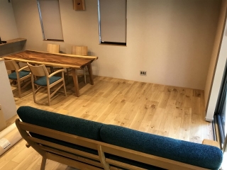 新発田市のS様邸へ213幅モンキーポット材ダイニングテーブル・3人掛けソファ・アームチェア・チェアをお届けしました！
