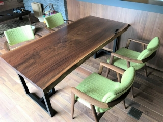 新発田市のN様邸へ183幅一枚板アメリカンブラックウォールナット材テーブル、腰にやさしいチェアをお届けしました！
