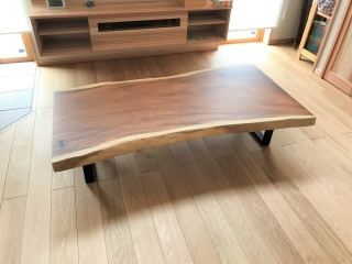 新発田市のT様邸へ212幅一枚板栃材ダイニングテーブル・150幅一枚板モンキーポット材リビングテーブル・腰にやさしいアームチェアなどをお届けしました！