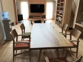 新発田市のT様邸へ212幅一枚板栃材ダイニングテーブル・150幅一枚板モンキーポット材リビングテーブル・腰にやさしいアームチェアなどをお届けしました！