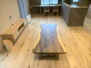 新潟市のＴ様邸へ182幅一枚板モンキーポット材フロアテーブル・チェアをお届けしました！
