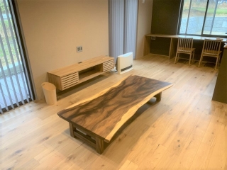 新潟市のＴ様邸へ182幅一枚板モンキーポット材フロアテーブル・チェアをお届けしました！