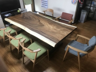 新発田市のＳ様邸へ213幅一枚板モンキーポット材ダイニングテーブル・腰にやさしいチェア・ハーフアームチェアをお届けしました！