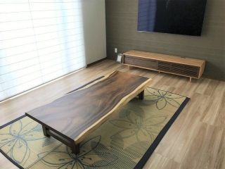 新潟市のＨ様邸へ183幅モンキーポット材一枚板フロアテーブル等をお届けしました！