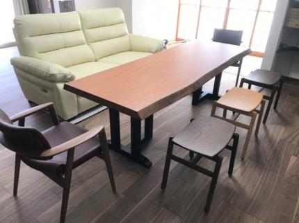 新潟市のK様邸へ220幅モアビ材一枚板ダイニングテーブル・腰にやさしい椅子をお届けしました！