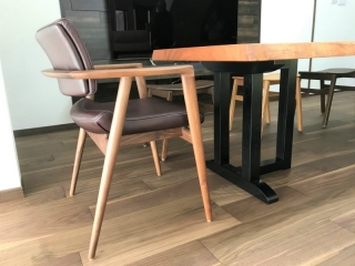 新潟市のK様邸へ220幅モアビ材一枚板ダイニングテーブル・腰にやさしい椅子をお届けしました！
