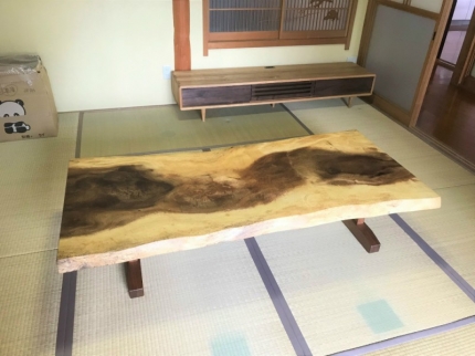 新潟市のO様邸へ166幅モンキーポット材一枚板フロアテーブル・180幅テレビボードをお届けしました！