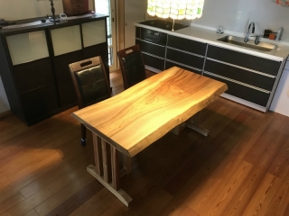 新潟市のN様邸へ151幅一枚板楠材ダイニングテーブルをお届けしました！