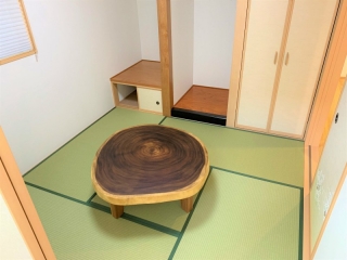 長岡市のN様邸へ103～109丸一枚板モンキーポット材フロアテーブル・160幅カウンターテーブル・スタッキングスツールをお届けしました！