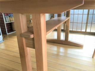 新潟市のS様邸へ120幅山桜材ダイニングデスク、腰にやさしい椅子をお届けしました！