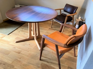 新潟市のW様邸へ105丸ウォールナット材ダイニングテーブル、腰にやさしい椅子をお届けしました！