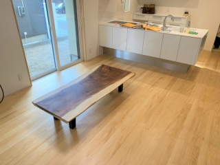 新潟市のA様邸へ167幅一枚板モンキーポット材フロアテーブル、81幅一枚板楠材フロアテーブルをお届けしました！