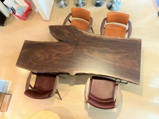 新発田市のS様邸へ221幅一枚板クラロウォールナット材ダイニングテーブル、腰にやさしい椅子をお届けしました！