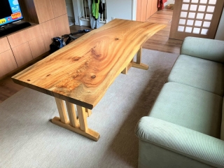 南魚沼市のI様邸へ183幅一枚板楠材ダイニングテーブル、3人掛けソファをお届けしました！