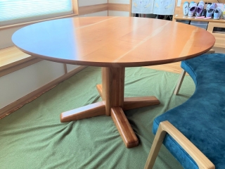 新発田市のS様邸へ130丸山桜材ダイニングテーブル、丸テーブル用ベンチをお届けしました！