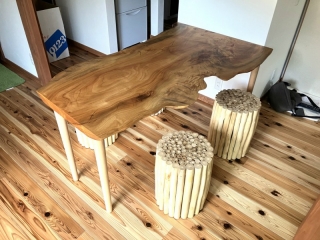 新潟市のK様邸へ152幅一枚板楠材ダイニングテーブル、楠材輪切りフロアテーブルをお届けしました！