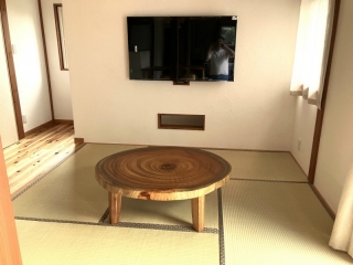 新潟市のK様邸へ152幅一枚板楠材ダイニングテーブル、楠材輪切りフロアテーブルをお届けしました！
