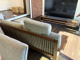 新潟市のH様邸へ240幅タモ材ダイニングテーブル、LDベンチ、ウォールナット材3人掛けソファ、210幅ウォールナット材TVボードをお届けしました！
