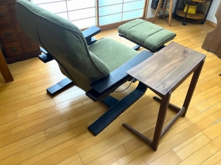 新潟市のW様邸へ一人掛けリクライナー・オットマン・ウォールナット材サイドテーブルをお届けしました！