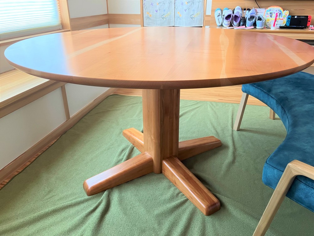【130丸山桜材ダイニングテーブル】【丸テーブル用ベンチ】お届けしました！